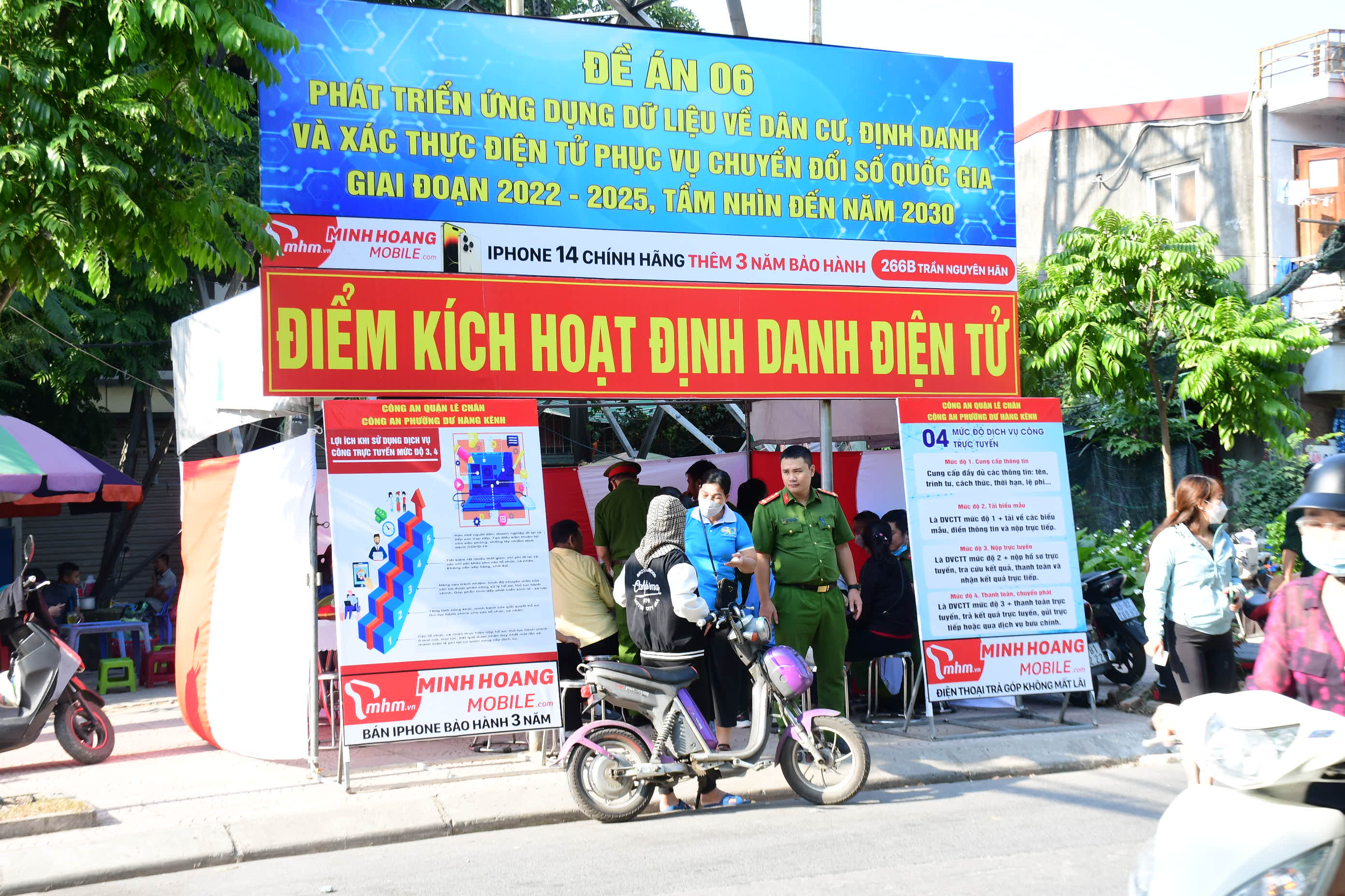 Công an phường Dư Hàng Kênh (quận Lê Chân) triển khai mô hình Điểm kích hoạt định danh điện tử tại chợ Hàng